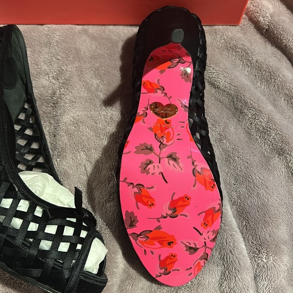 Betsey Johnson Black Lattice Ribbon Pump sz 8 - Picture 3 of 13